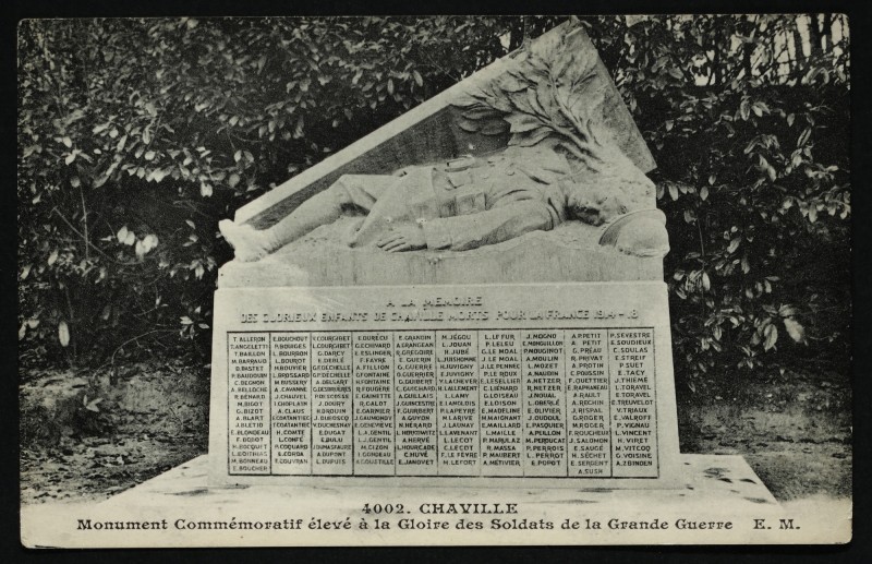 Carte postale ancienne Momument Commémoratif élevé à la Gloire des Soldats de la Grande Guerre à Chaville