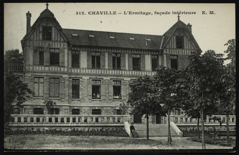 Carte postale ancienne L'Ermitage, façade intérieure à Chaville