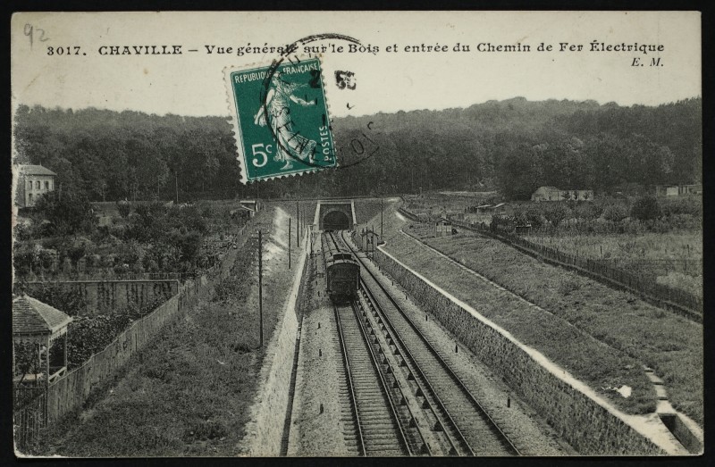 Carte postale ancienne Vue générale sur le Bois et entrée du Chemin de Fer Electrique à Chaville