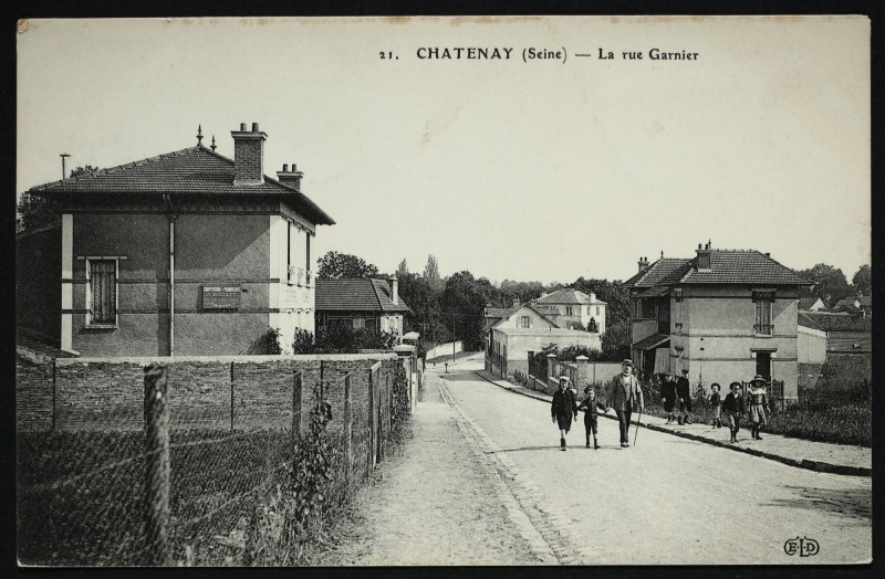 Carte postale ancienne La rue Garnier à Châtenay-Malabry