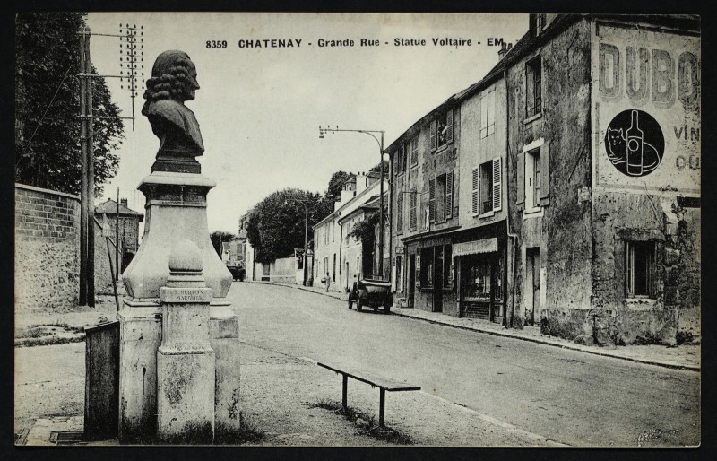 Carte postale ancienne Grande Rue - Statue Voltaire à Châtenay-Malabry