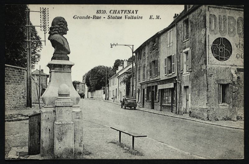 Carte postale ancienne Grande Rue - Statue Voltaire à Châtenay-Malabry