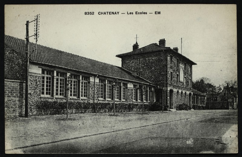 Carte postale ancienne Ecoles communales à Châtenay-Malabry