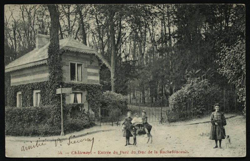 Carte postale ancienne Entrée du parc du duc de la Rochefoucault à Châtenay-Malabry