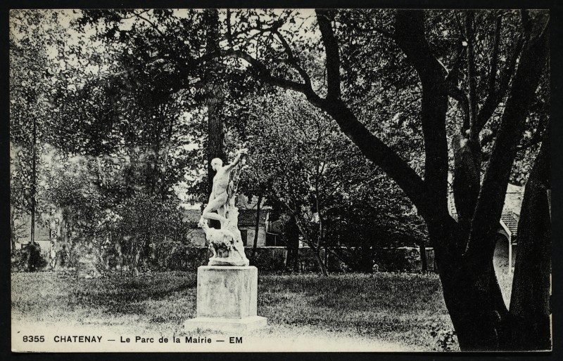 Carte postale ancienne Le Parc de la Mairie à Châtenay-Malabry