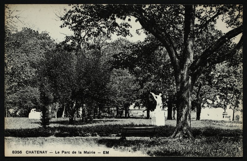 Carte postale ancienne Le Parc de la Mairie à Châtenay-Malabry