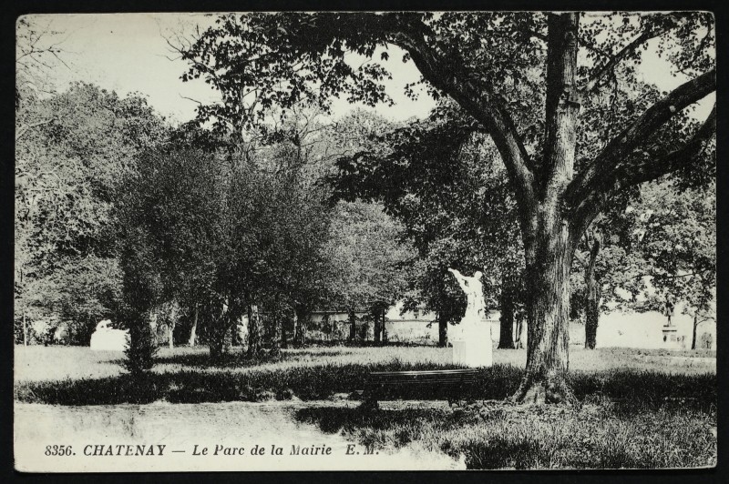 Carte postale ancienne Le Parc de la Mairie à Châtenay-Malabry