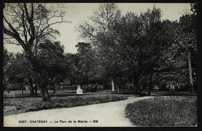 Carte postale ancienne Le Parc de la Mairie à Châtenay-Malabry