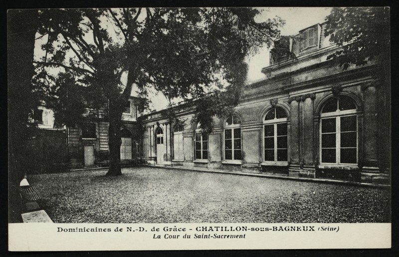 Carte postale ancienne Dominicaines de N.-D. de Grâce - La Cour du Saint-Sacrement à Châtillon