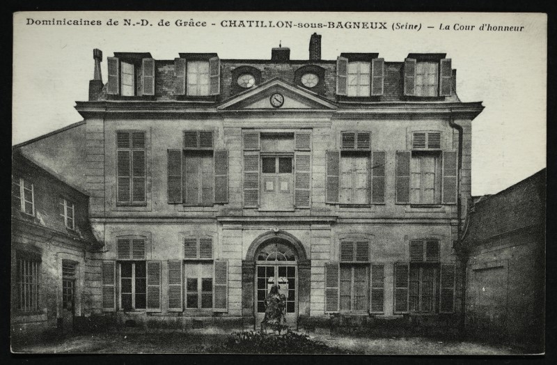 Carte postale ancienne Dominicaines de N.-D. de Grâce - La Cour d'honneur à Châtillon