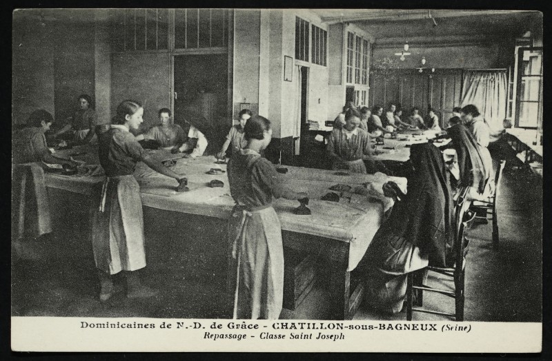 Carte postale ancienne Dominicaines de N.-D. de Grâce - Repassage - Classe Saint-Joseph à Châtillon