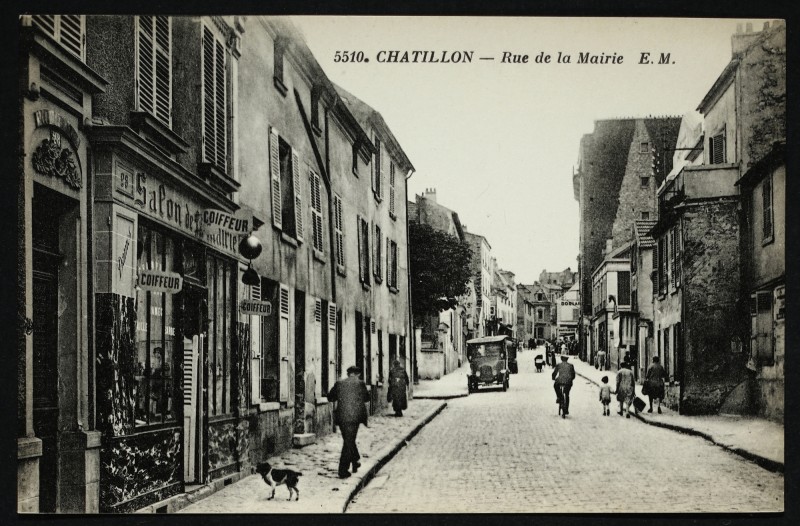 Carte postale ancienne La Rue de la Mairie à Châtillon