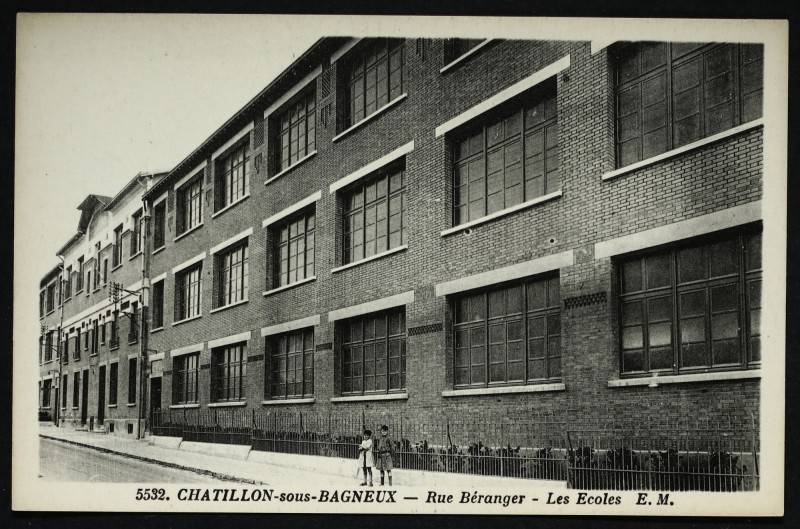 Carte postale ancienne Rue béranger - Les Ecoles à Châtillon