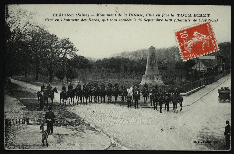 Carte postale ancienne Monument de la Défense, situé en face la Tour Biret élevé en l'honneur des Héros, qui sont tombés le 19 septembre 1870 (Bataille de Châtillon) à Châtillon