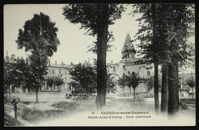 Carte postale ancienne Sainte-Anne d'Auray - Cour Intérieure à Châtillon