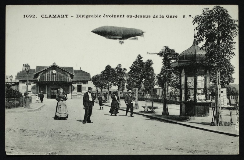 Carte postale ancienne Dirigeable évoluant au-dessus de la Gare à Clamart