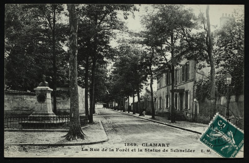 Carte postale ancienne La Rue de la Forêt et la Statue de Schneider à Clamart