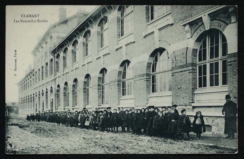 Carte postale ancienne Les Nouvelles Ecoles à Clamart