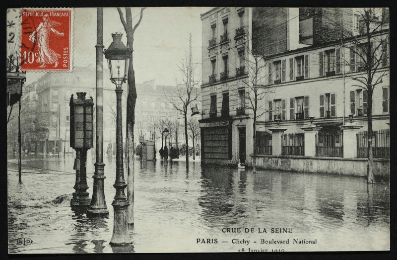Carte postale ancienne Crue de la Seine - Boulevard National à Clichy