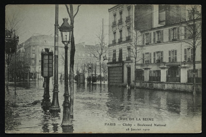 Carte postale ancienne Crue de la Seine - Boulevard National à Clichy