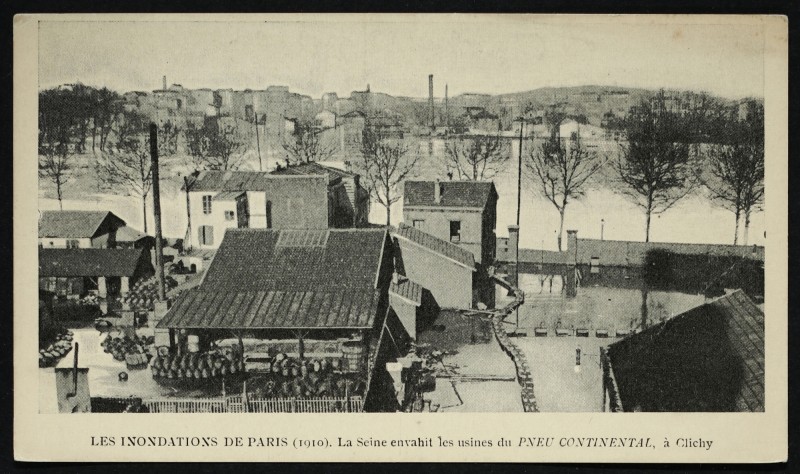 Carte postale ancienne La Seine envahit les usines du Pneu Continental à Clichy