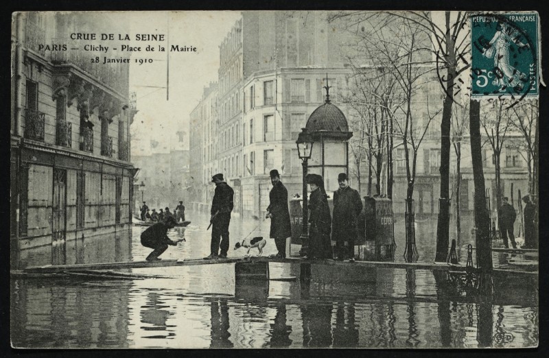 Carte postale ancienne Crue de la Seine - Place de la Mairie à Clichy