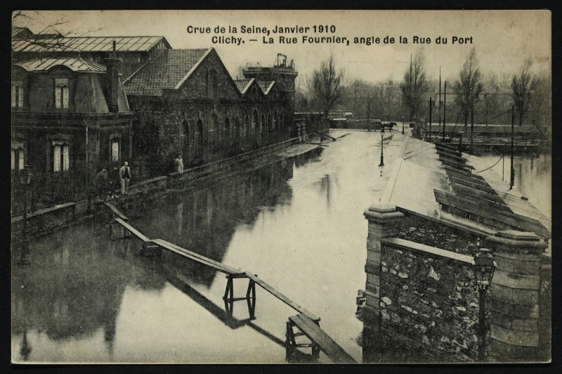 Carte postale ancienne Crue de la Seine - La Rue Fournier, angle de la Rue du Port à Clichy