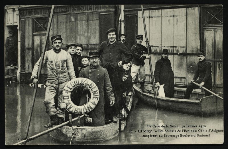 Carte postale ancienne La Crue de la Seine - Clichy - Les Soldats de l'Ecole du Génie d'Avignon coopérant au Sauvetage Boulevard National à Clichy