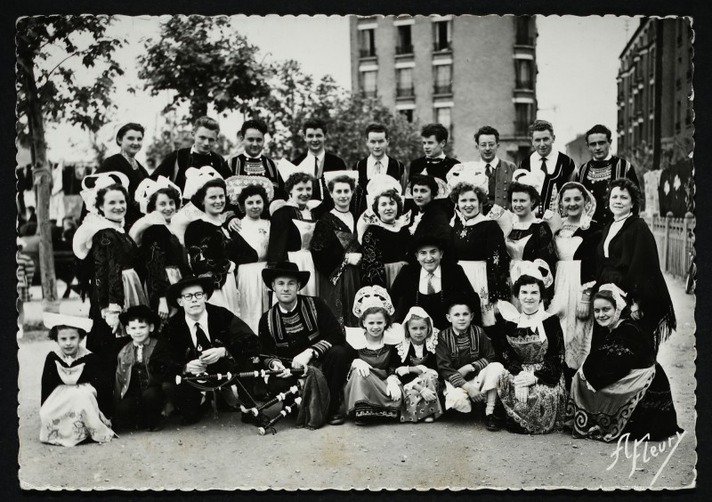 Carte postale ancienne Groupe folklorique Treger ha Kerne des Bretons de Clichy - Direction Jean Le Cocq, 4 rue des Bateliers à Clichy