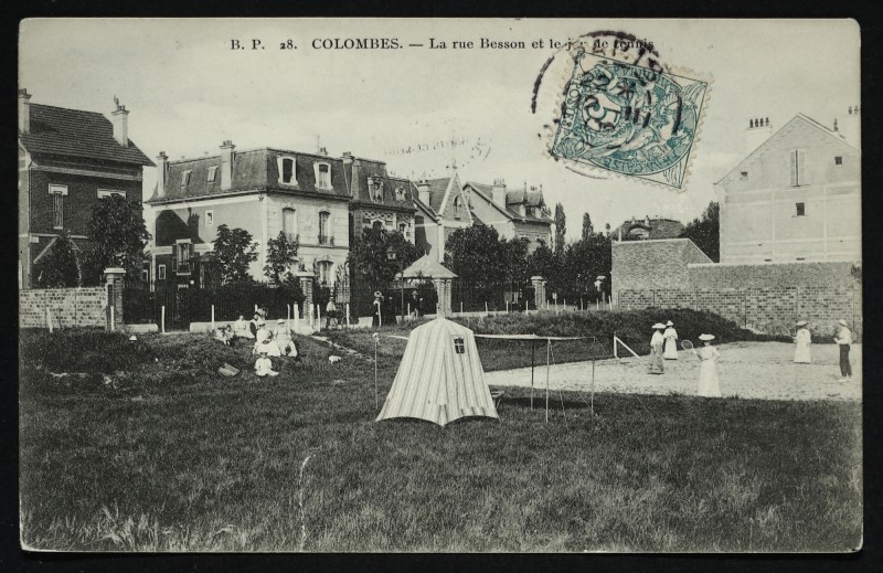 Carte postale ancienne La rue Besson et le jeu de tennis à Colombes