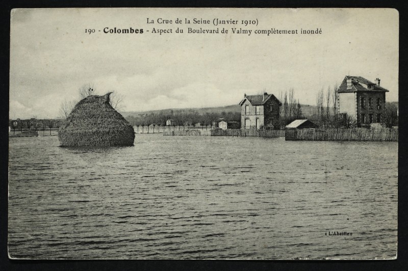 Carte postale ancienne Aspect du Boulevard de Valmy complétement inondé à Colombes