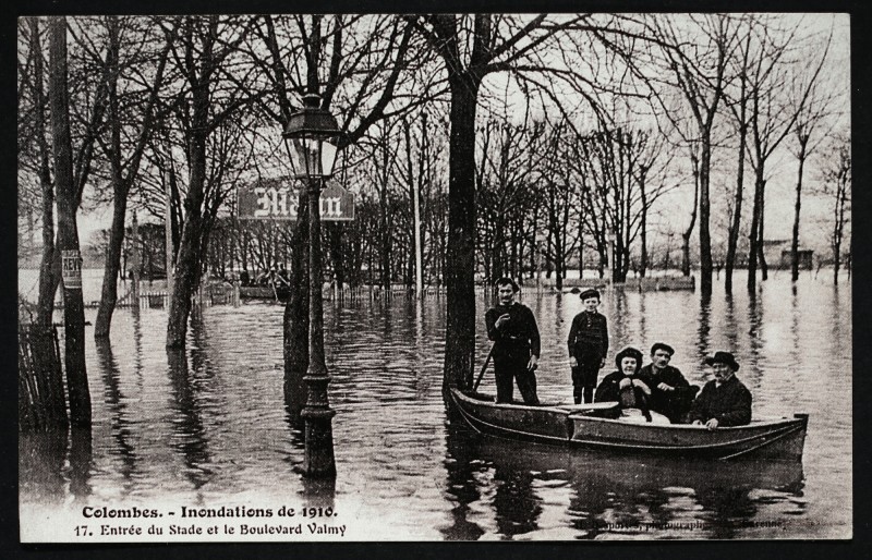 Carte postale ancienne Entrée du Stade et le Boulevard Valmy. Reproduction d'une carte postale de Colombes, 1910. à Colombes