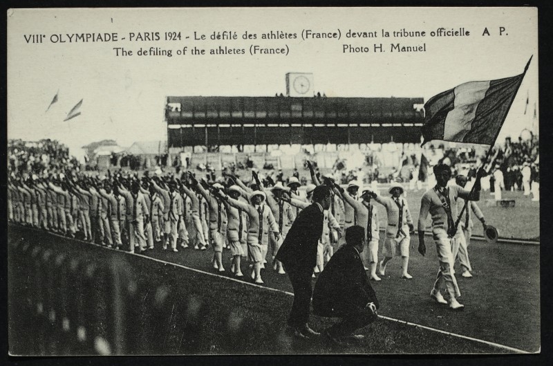 Carte postale ancienne VIIIè Olympiade - Paris 1924 - Le défilé des athlètes (France) devant la tribune officielle - The defiling of the athletes (France) à Colombes
