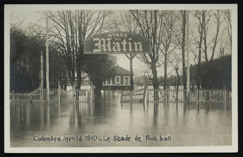 Carte postale ancienne Colombes inondé - 1910 - le stade de foot ball à Colombes