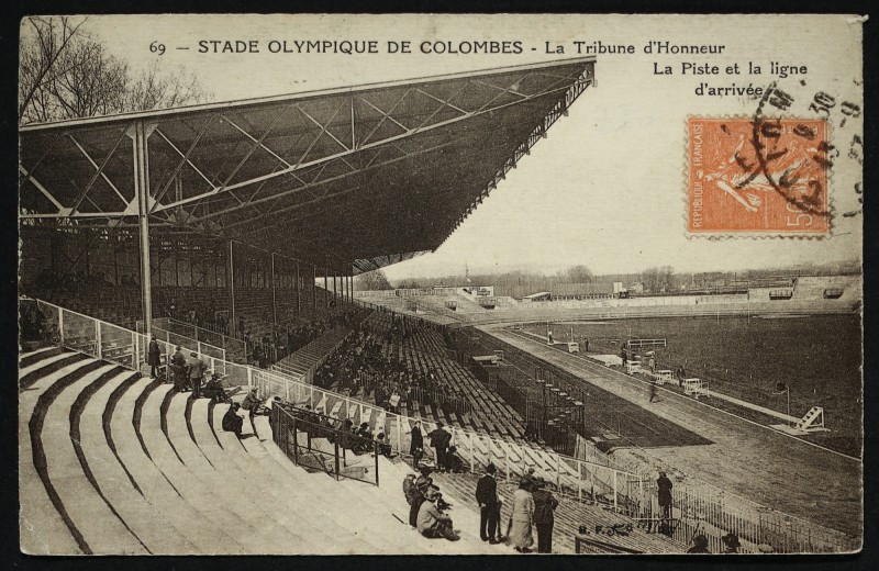 Carte postale ancienne Stade olympique de Colombes - La Tribune d'Honneur - La Piste et la ligne d'arrivée à Colombes