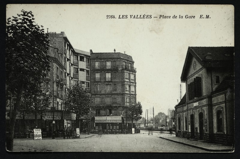 Carte postale ancienne Place de la Gare à La Garenne-Colombes