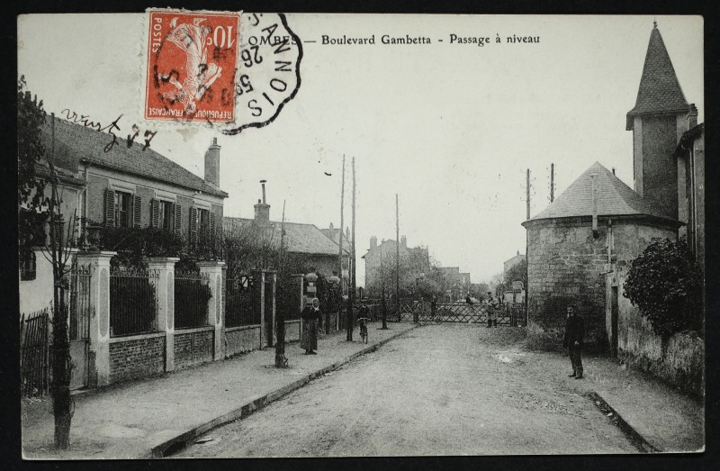 Carte postale ancienne Boulevard Gambetta à Colombes