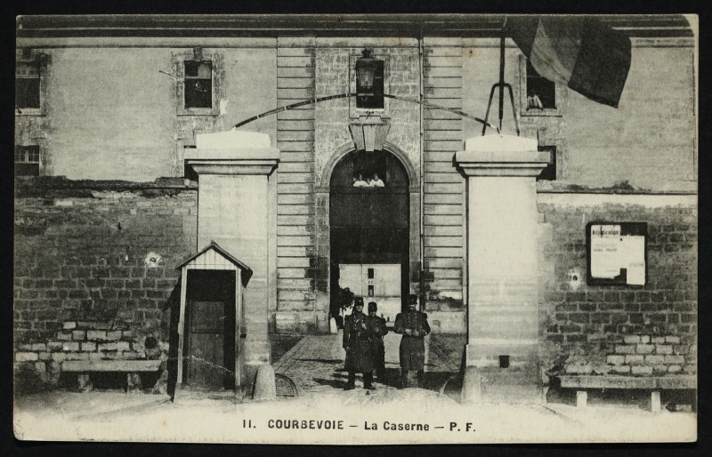 Carte postale ancienne La Caserne à Courbevoie