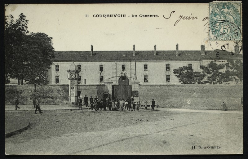Carte postale ancienne La Caserne à Courbevoie