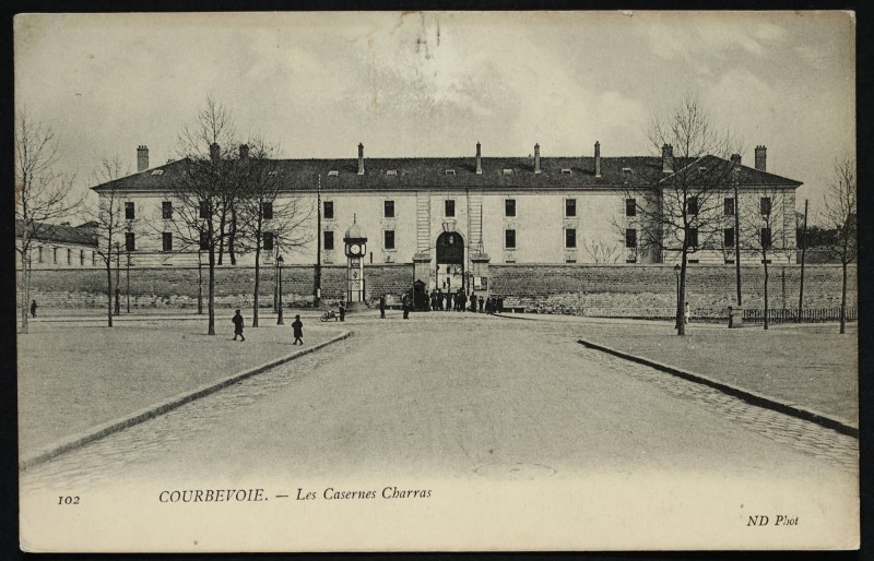 Carte postale ancienne La Caserne Charras à Courbevoie
