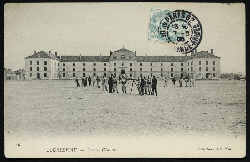 Carte postale ancienne La Caserne Charras à Courbevoie