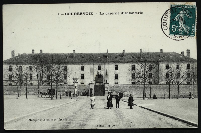 Carte postale ancienne La Caserne d'Infanterie à Courbevoie