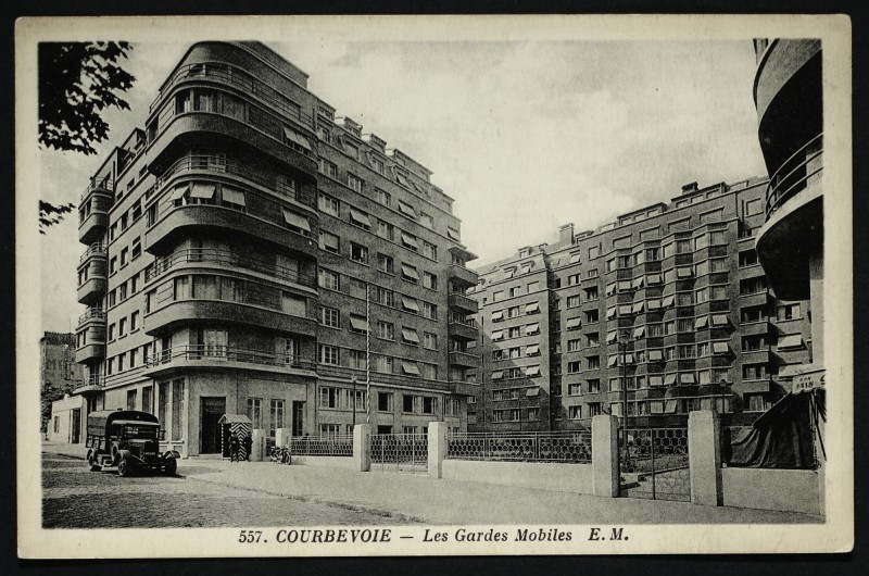 Carte postale ancienne Les Gardes Mobiles à Courbevoie