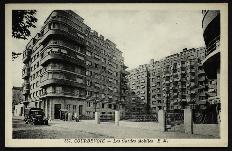 Carte postale ancienne Les Gardes Mobiles à Courbevoie