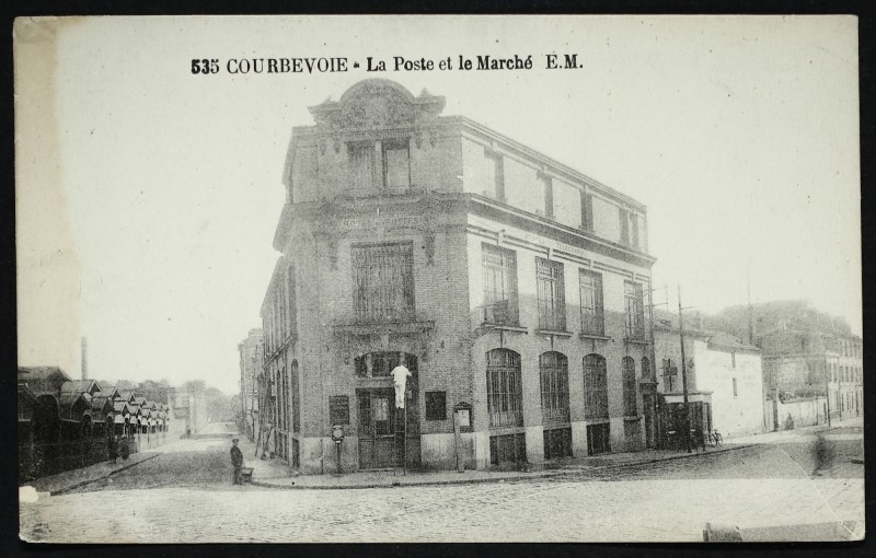 Carte postale ancienne La Poste et le Marché à Courbevoie