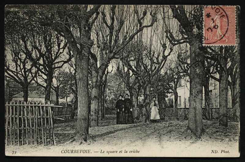 Carte postale ancienne Le Square et la crèche à Courbevoie