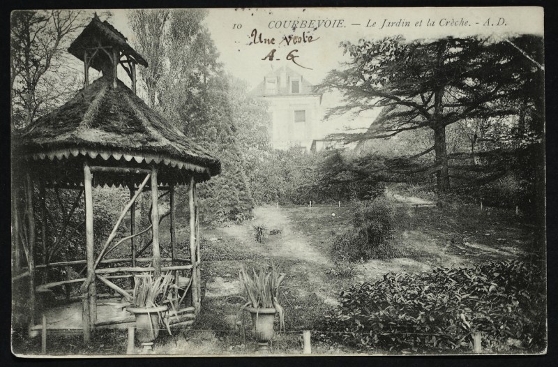 Carte postale ancienne Le Jardin et la crèche à Courbevoie