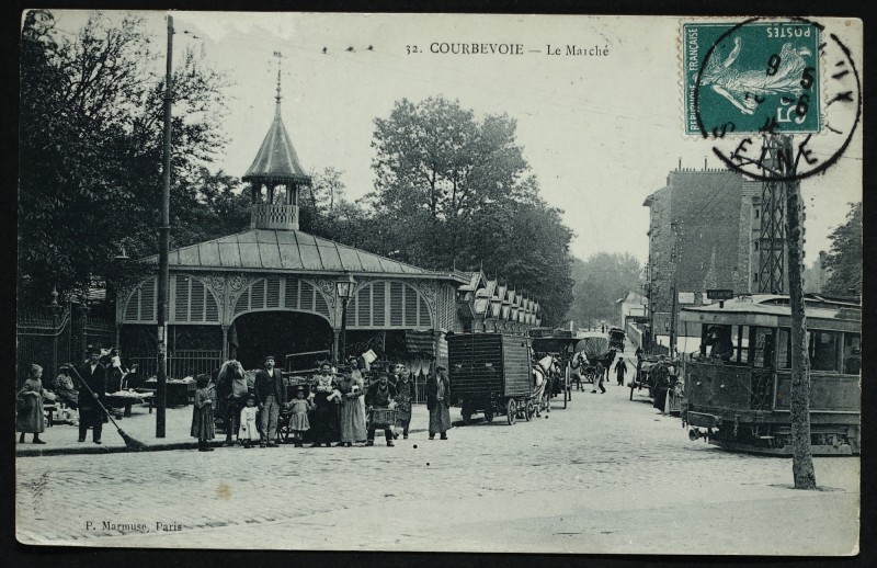 Carte postale ancienne Le Marché à Courbevoie
