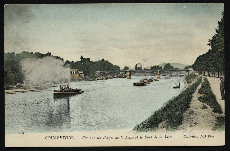 Carte postale ancienne Vue sur les Berges de la Seine et le Pont de la jatte à Courbevoie