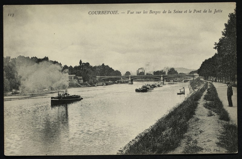 Carte postale ancienne Vue sur les Berges de la Seine et le Pont de la jatte à Courbevoie